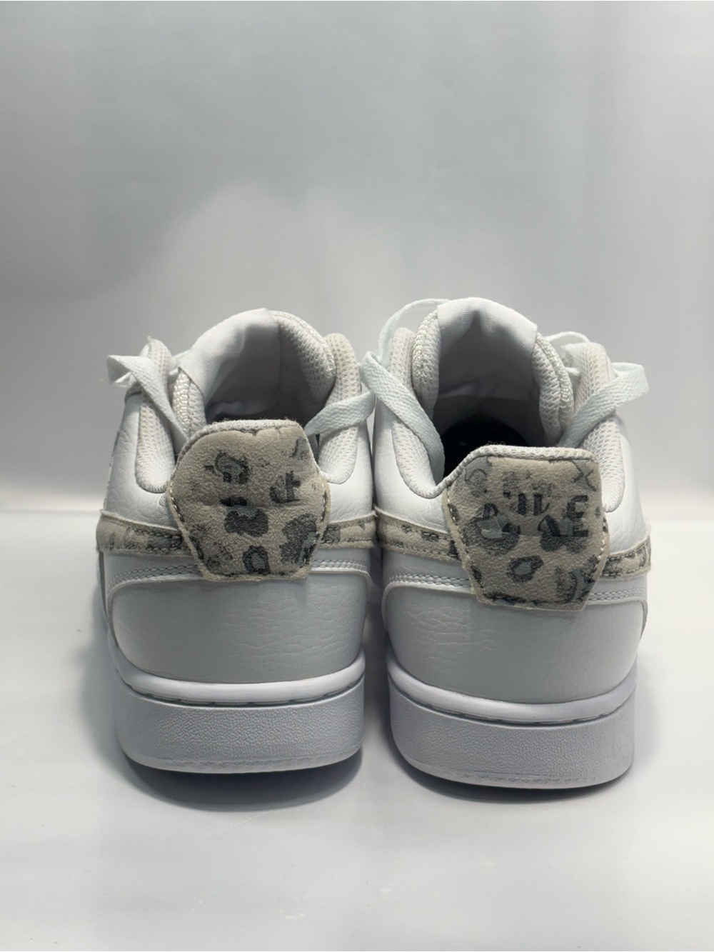Nike Women’s Size 7 Court Vision Low White Sneakers Leopard Swoosh FJ5437-133 - Picture 3 of 11